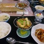 又来軒 - 日替わりランチ　880円
豚肉の甘酢ソース，鶏の生姜ソース、天ぷら（エビ・かぼちゃ）