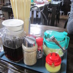 足打ちうどん処 七 - テーブルセット（葱、一味、柚子、すり胡麻、出汁）