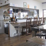 足打ちうどん処 七 - 席から厨房の様子が見えます