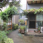 「七」入口、小さな看板