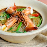 Steamed shrimp with vermicelli in a clay pot