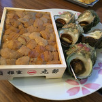 魚三酒場 - 生ウニとさざえのつぼ焼き