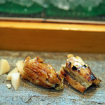 寿司栄 - 【にぎり】羽田の江戸前の穴子、ツメ（左）と塩（右）で...