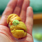 寿司栄 - 【にぎり】白（紫雲丹）と赤（馬糞雲丹）の握り