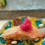 寿司栄 - 【にぎり】ノドグロの上に大根おろし、酢橘を絞るとビンク色に...