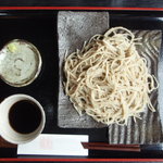そば処 利庵 - この日は、粗挽きにしてみたそうです。二八そば、６８０円。（他店８８０円相当）