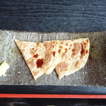 そば処 利庵 - はじめに出てくる、そば焼き。（２枚揃った完全版の写真。）うまい。