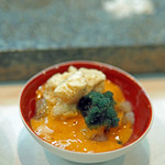 寿司栄 - ［つまみ］雲丹をふんだんにふりかけたカスエビの身、卵を添えて