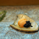 寿司栄 - ［つまみ］鮑の上にキャビアと南房総白浜の雲丹を載せて