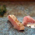 寿司栄 - ［つまみ］ノドグロの刺身と皮目をさっと炙ったもの