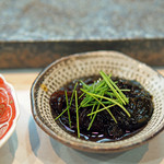 寿司栄 - ［つまみ］福井の小浜で採れた海素麺（うみそうめん）（左）と能登半島産の黒もずく（右）