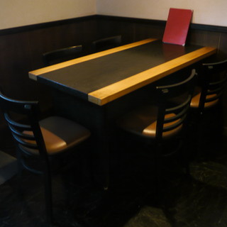 テーブル席（入口・中央・奥）