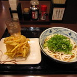 丸亀製麺 - 野菜かきあげ　130円/ぶっかけうどん　冷　大　380円