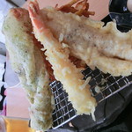 餐粉の励 - 天麩羅が勢揃い過ぎて、、、後ろに巨大なかき揚げも・・・・・