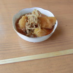 餐粉の励 - お店のお母さんから肉じゃがのサービスを頂いた（＾＾；