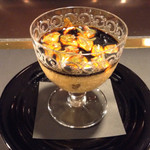 カハラ - 苦いアカシアのカラメルのプリン。じゅんさいとピオーネ。