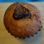 53558009 - いちじく、シナモン、ウォールナッツのマフィン