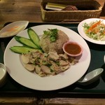 Hijau Bintang Ochanomizu Ten - 「カオマンガイ」セット。
                      ジャスミン米はモチモチ、美味です。