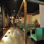 食彩酒房 オーブ - 入り口から見た店内風景