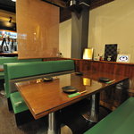 食彩酒房 オーブ - テーブル席です