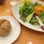 Steak＆Trattoria Carnesio - セットのパンとサラダ