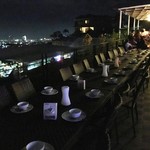 Mr. A Bar and Restaurant - レストランは室内の席もあるが、夜景を見るなら屋外のテラス席が最高だ