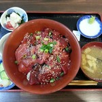 マグロカフェ - づけ丼定食¥1000（税込）
            大きな赤い丼は逆効果？鮪の量が少なく身えます