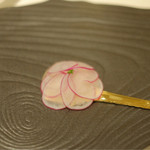 銀座 レストラン オザミ - ラディッシュの薄スライスを花に見たて、ひと口でいただけるアミューズ