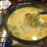 Kushiyaki Chikuzenya - もつ鍋のスープにラーメンを投入しひと煮立ち！豚骨ラーメンの出来上がりだ！