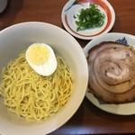 Kushiyaki Chikuzenya - ラーメンセット！ラーメンの麺と別皿のチャーシュー、ネギが付いてきます