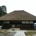 結々亭 - 立派なかやぶきの本堂。昭和１９年に屋根の葺き替えされたようです。