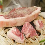 羊肉炭火焼 肉汁屋 - 焼いてる様子☆