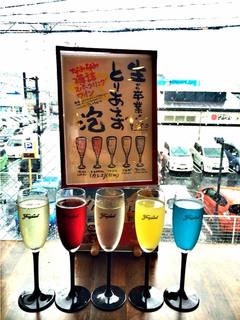 Mina Tono Kaki Senta- Kaki Goya - 2016年7月９日、こんにちわ
                        ✨『生から卒業とりあえず泡』✨
                        スパークリングワインに仲間達登場〜
                        気になりますねー
                        どんな味かなー
                        呑んでみないとー
                        分かりませんねー
                        ご来店お待ちしております！