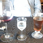 故宮 - 課長　ワイン・日本酒・ウーロン茶￥９００？を並べる