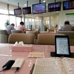 水沢競馬場 クラブハウス - 皆さん真剣。