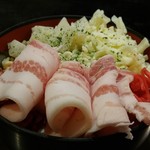 Tsukishima Monja Okonomiyaki Teppanyaki Raku - 綺麗で分厚い豚肉♪