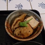 海鮮食堂 じゃこや - がんもと薄揚げと焼き豆腐の炊いたん