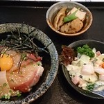 海鮮食堂 じゃこや - ハマチ漬け丼小 がんも 海鮮コールスロー