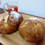 ベーカリー・パレード - 
      左が、オペラ
      右が、レモンカンパーニュ