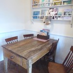 ベーカリー・パレード - イートインスペースもあるんですが…。