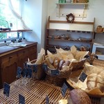 ベーカリー・パレード - 12時過ぎにはすっからかんになります。