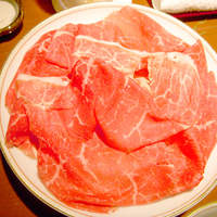 ステーキ＆ワイン いしざき - 凍った薄い新鮮な黒毛和牛を生で