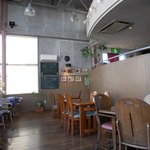 Itarian Kafe Resutoran Shido - 天井高めの店内