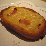 ラ キュイジーヌ ド カワムラ - アミューズはパンのチーズ乗せ