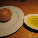 ラ キュイジーヌ ド カワムラ - 全粒粉のパンとオリーブオイル