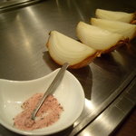 Vin樹亭 - ②玉葱の丸ごと鉄板焼き（桜塩）