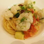 ポエシア - 徳島産鱧とオリーブとフルーツトマトのスパゲッティーニ
      