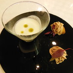 ポエシア - 白桃のスープと白桃とフォアグラのモンブラン仕立て
      