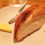 カスタネット - お肉料理コースのパン