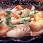 千真野 - 海老と玉ねぎとエリンギの陶板焼き